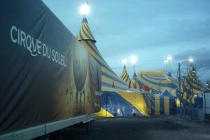Entrada del Cirque du Soleil dónde se puede leer su naming