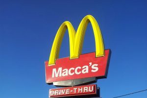 logo Mac Donald’s en Australia con el nombre maccas