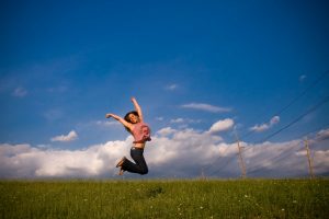 imagen de una mujer saltando de alegría