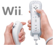 manos sujetando una wii de color balnco