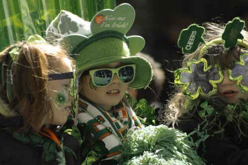 niña en St.Patrick, un naming verde en Irlanda